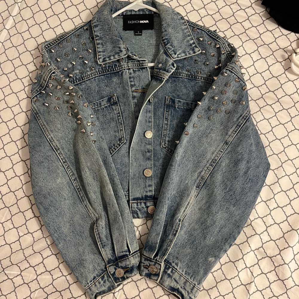 Fashion nova studded cropped jean jacket. All studs intact. Side SMALL.